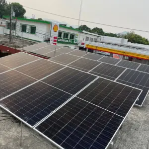 Instalación fotovoltaica real en un hotel de Chiquimula