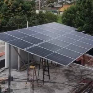 Instalación fotovoltaica real en tienda El Barrio