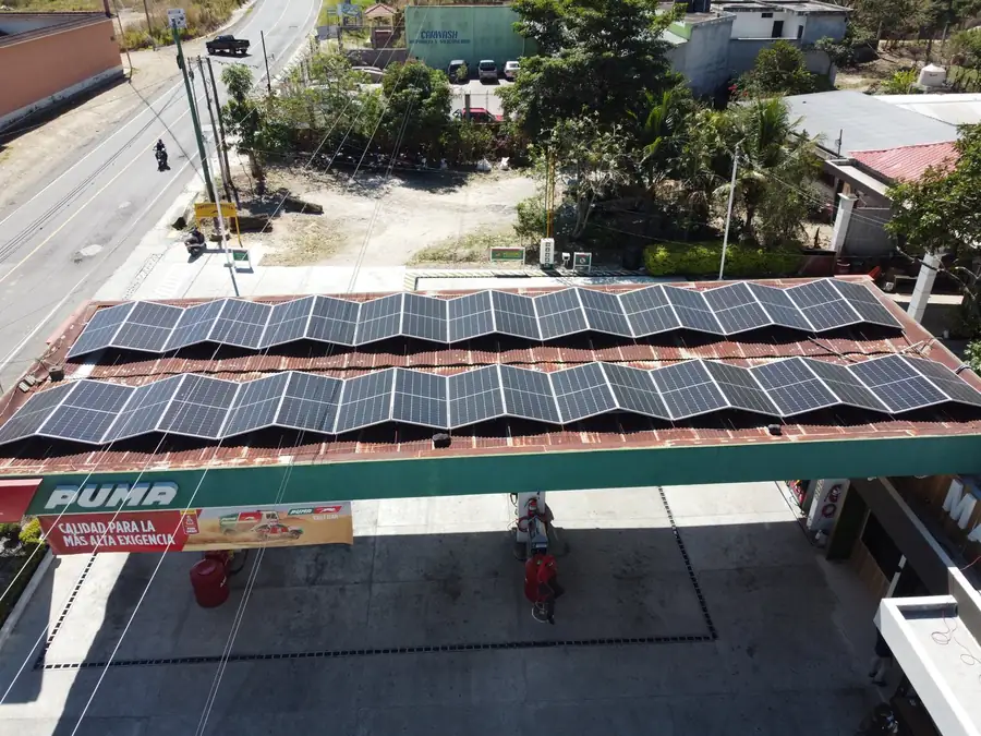Vista aérea del sistema solar en Gasolinera Puma, Concepción Las Minas