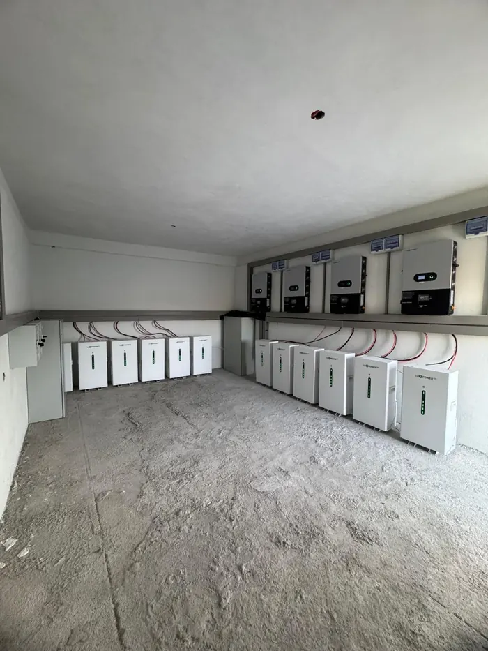 Banco de baterías de un proyecto híbrido comercial de Nueva Era Solar