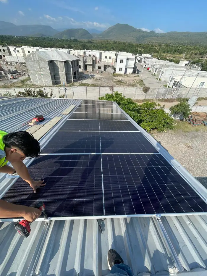 Instalando el sistema de 120 paneles, Las Tejas, Chiquimula